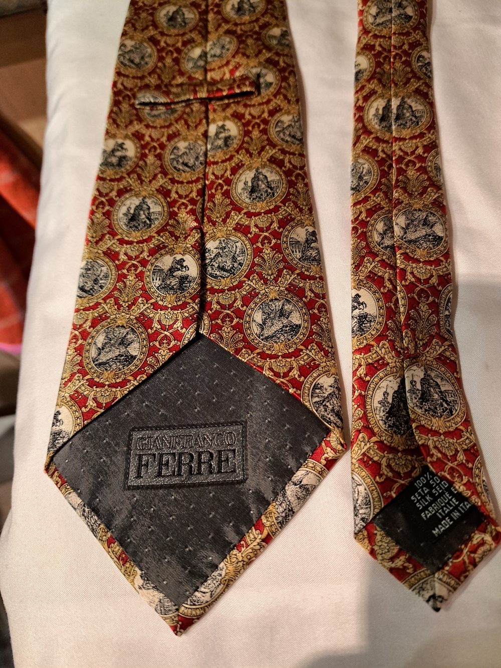 Gianfranco Ferre Men’s Red & Gold Medallion Silk Tie